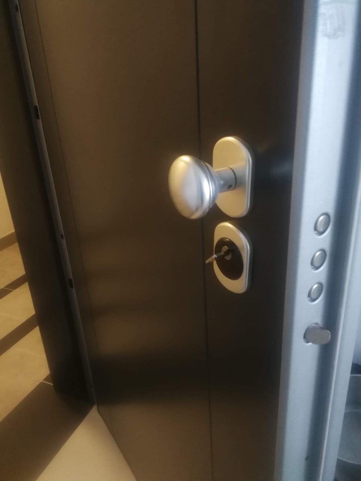 cerradura de seguridad instalada por cerrajeros expertos de Vmode Solutions